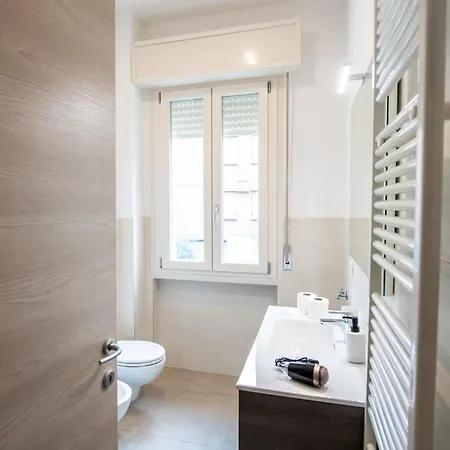 Ospedale A 350m Centro A 900m L Matrimoniali Con Bagno Privato L Parcheggio Self Check * 파르마