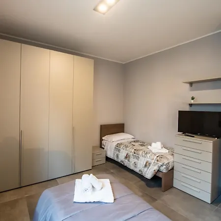 Ospedale A 350m Centro A 900m L Matrimoniali Con Bagno Privato L Parcheggio Self Check 게스트하우스 *