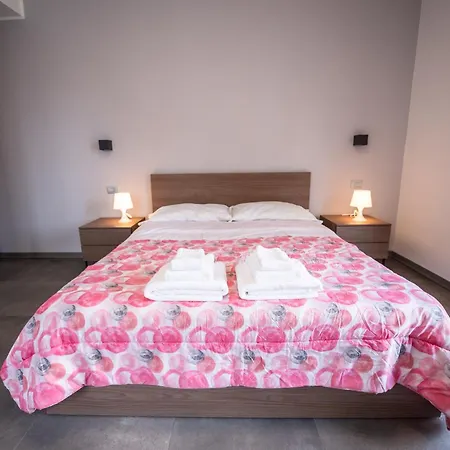 Porta Galileo L Comfort & Parking 3* Parma